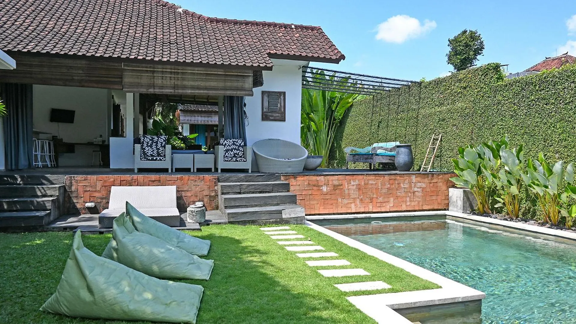 Villa Bumi - Playful & Quirky 3Br Villa Near Seminyak, A Unique Getaway Kerobokan